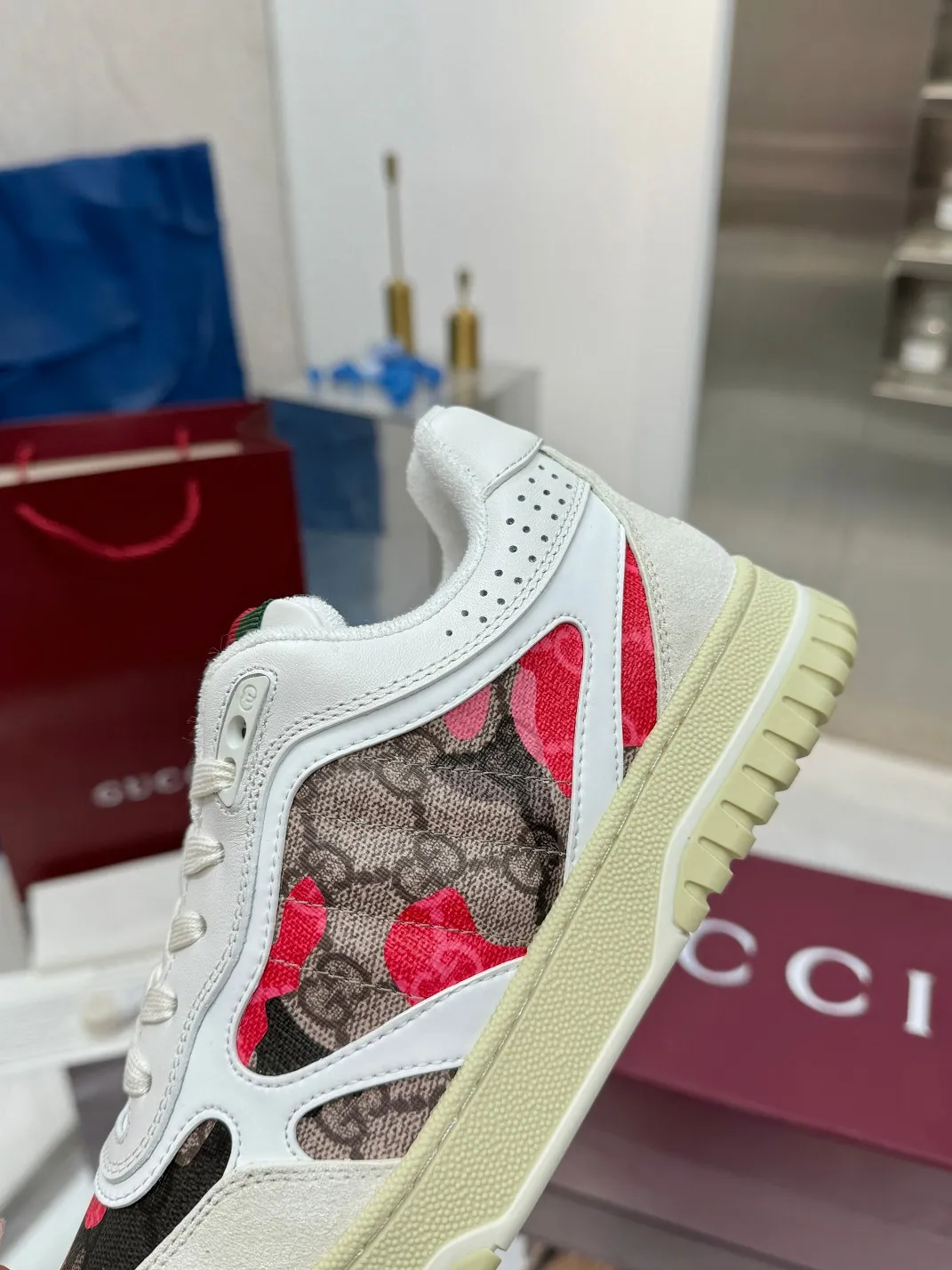 Men's Men's Shoes 💰640 Gucci Gucci's latest hot-selling series of high and low-top distressed couple sneakers are shipped. The originals are purchased, developed and manufactured. This high-low top sneaker adopts a basketball-style silhouette design, cleverly integrated with hollow panels and distressed effects, showing its unique ingenuity. The ingenuity incorporates brand logo details such as interlocking Double G styling accessories and Gucci lettering, a low-key tribute to the brand's design heritage.  ▪️ Fabric: Original customized imported first-layer cowhide ▪️ Lining: Sweat-absorbent and deodorant towel lining ▪️ Sole: Original molded TPU sole ▪️ Sole thickness: 3cm ▪️ Size: 36-40 (35 women 41 custom-made